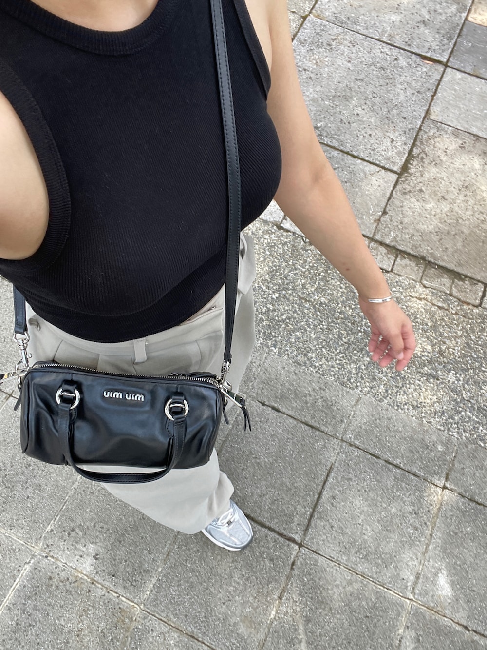 ブラック系のその他トップス、ブラック系のドラムバッグを着用したレディースの秋コーディネートの2枚目の写真