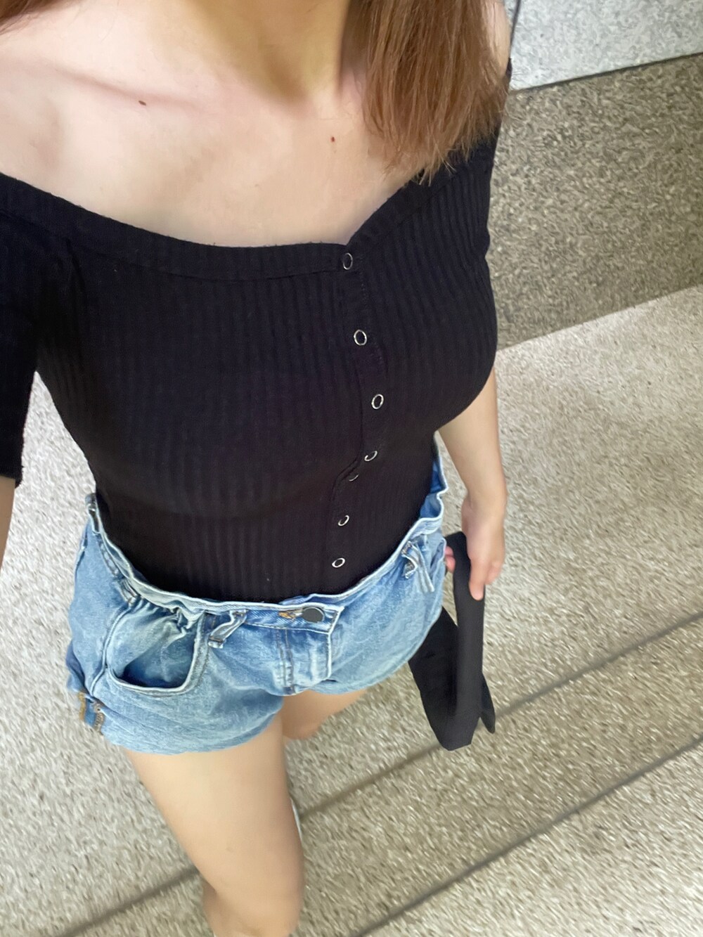 ブラック系のTシャツ/カットソーを着用したレディースの夏コーディネートの3枚目の写真