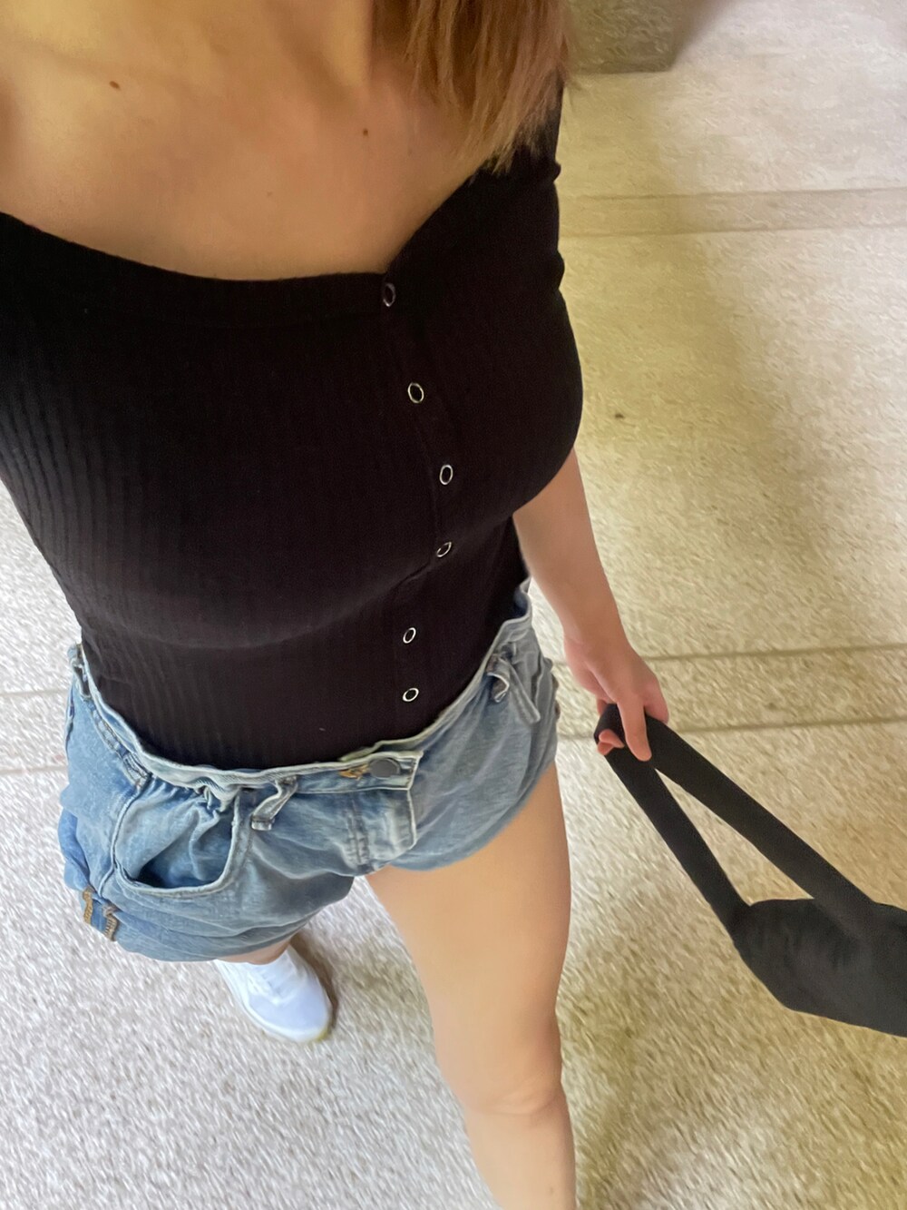 ブラック系のTシャツ/カットソーを着用したレディースの夏コーディネートの2枚目の写真