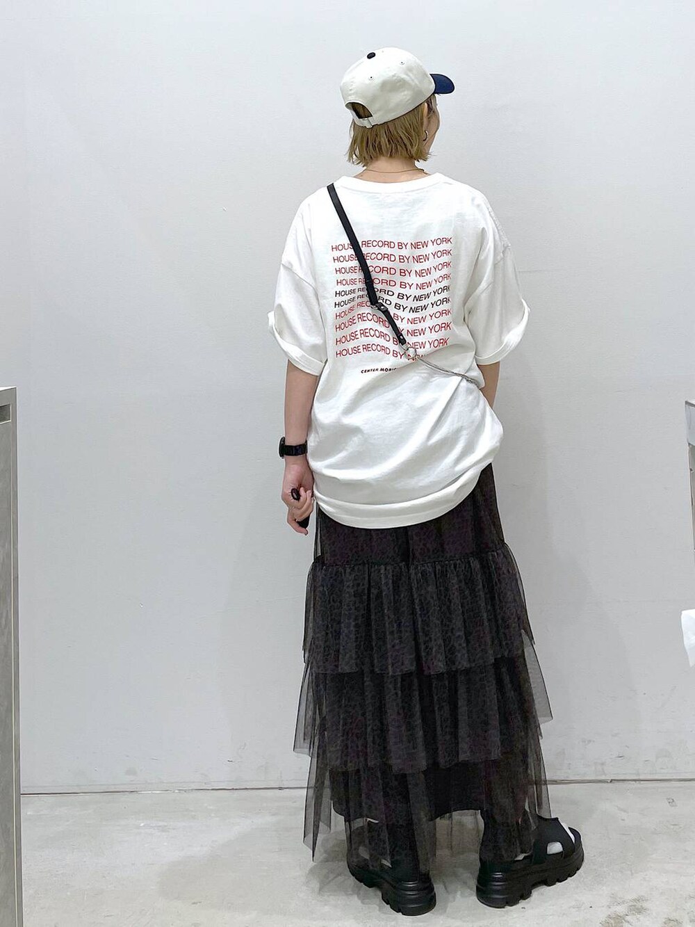 ブラック系のサンダル、ベージュ系のスカート、ホワイト系のTシャツ/カットソーを着用したレディースの春コーディネートの3枚目の写真