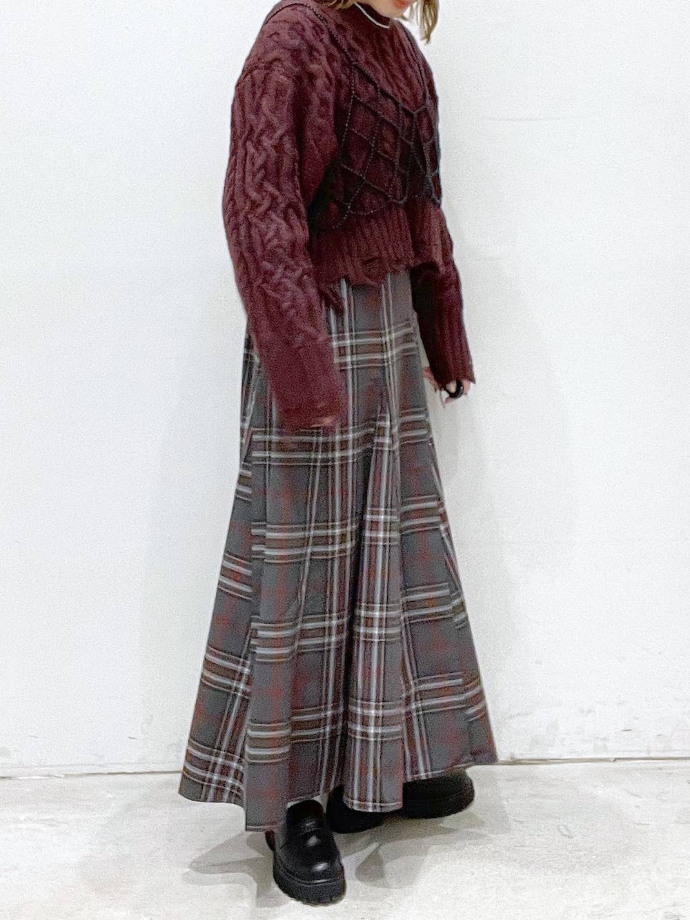 ブラック系のベスト、ブラック系のローファー、グレー系のスカートを着用したレディースの秋コーディネートの3枚目の写真