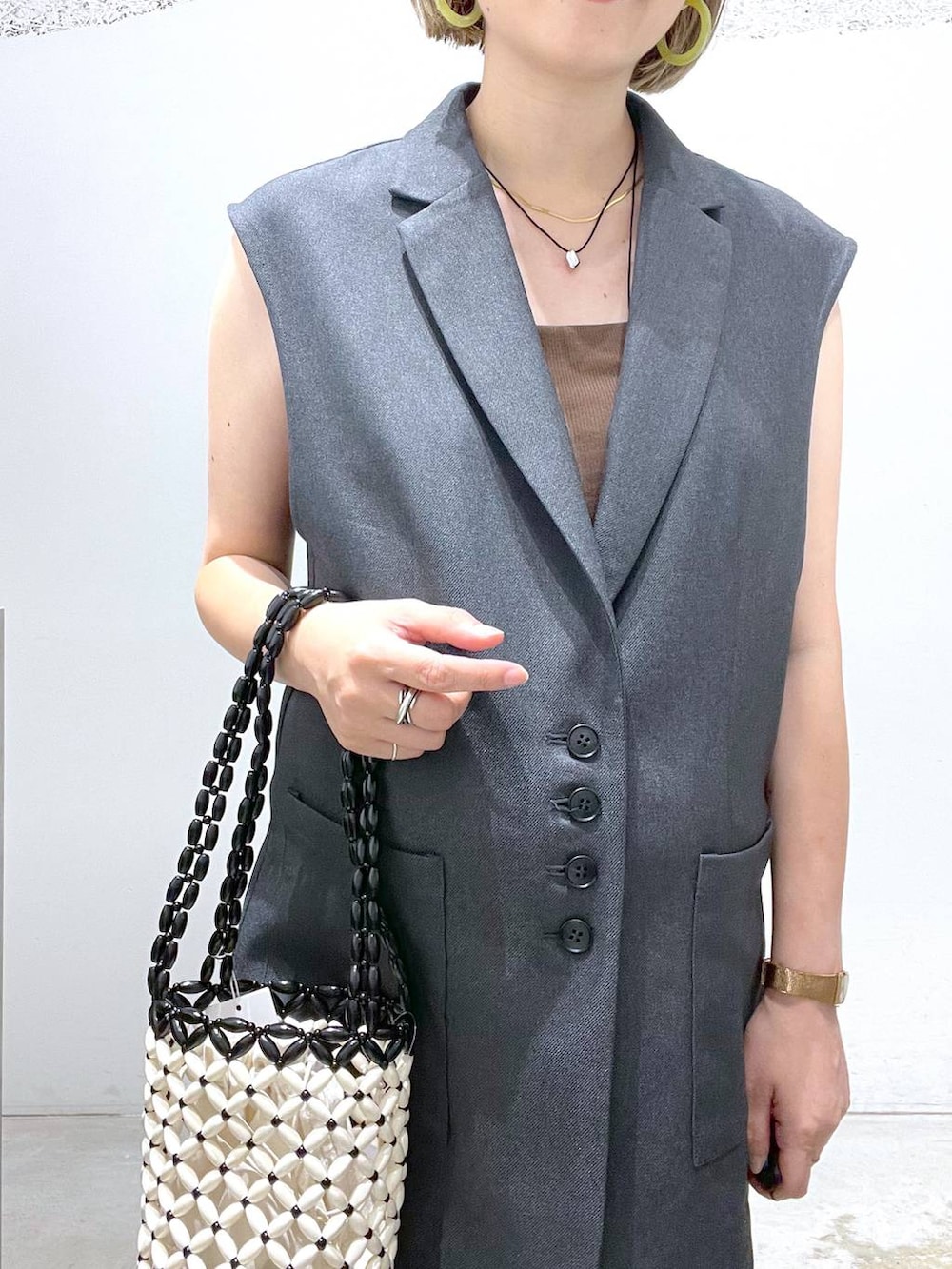 グリーン系のその他パンツ、ホワイト系のサンダル、ホワイト系のハンドバッグを着用したレディースの夏コーディネートの4枚目の写真