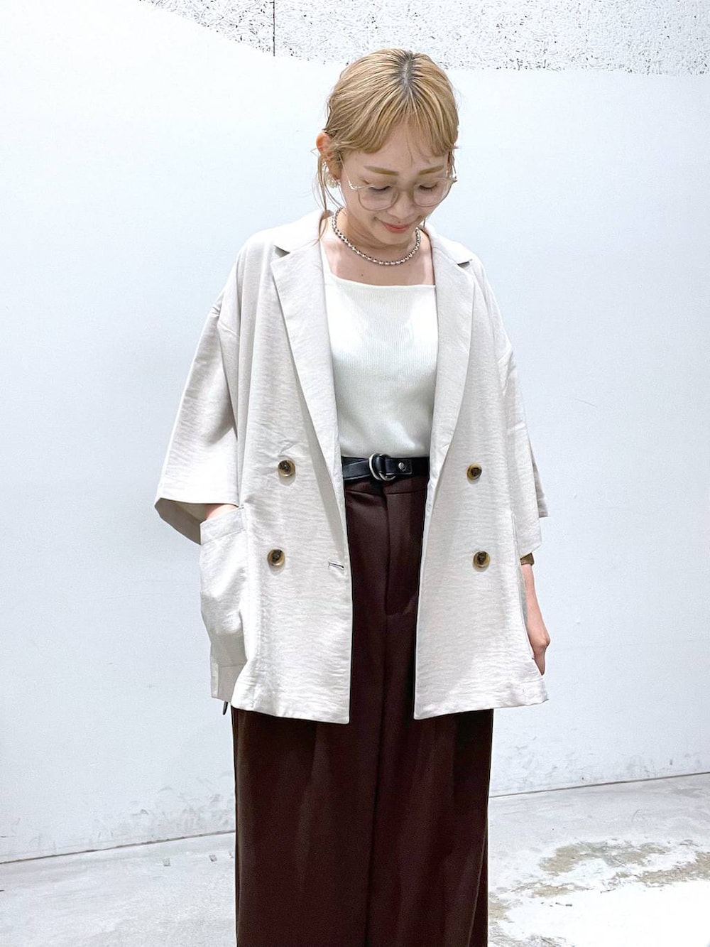 ベージュ系のテーラードジャケット、ブラック系のローファー、ブラウン系のチノパンツを着用したレディースの秋コーディネートの4枚目の写真