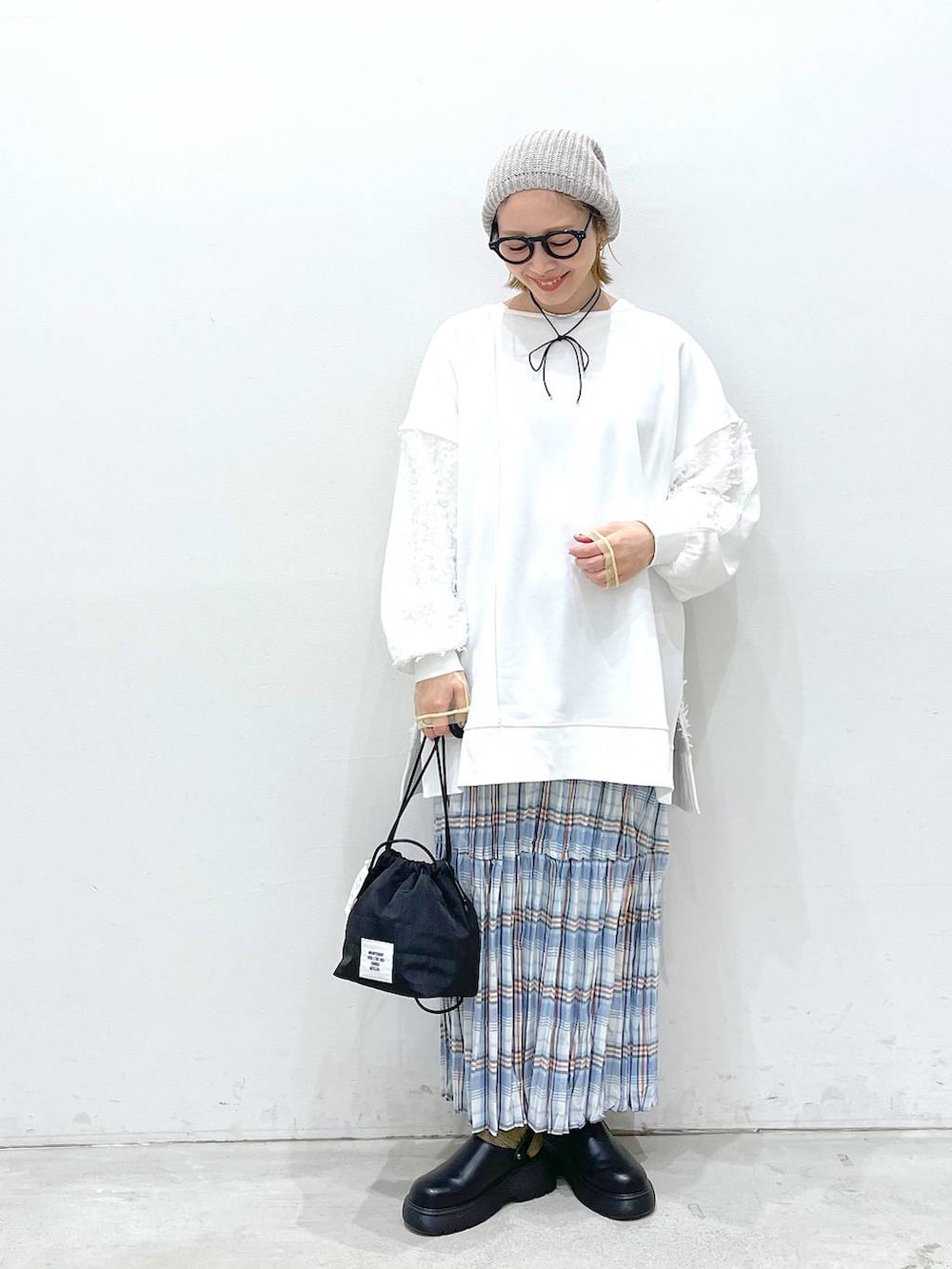 ホワイト系のTシャツ/カットソー、ホワイト系のチュニック、ブラック系のショルダーバッグを着用したレディースの春コーディネートの3枚目の写真