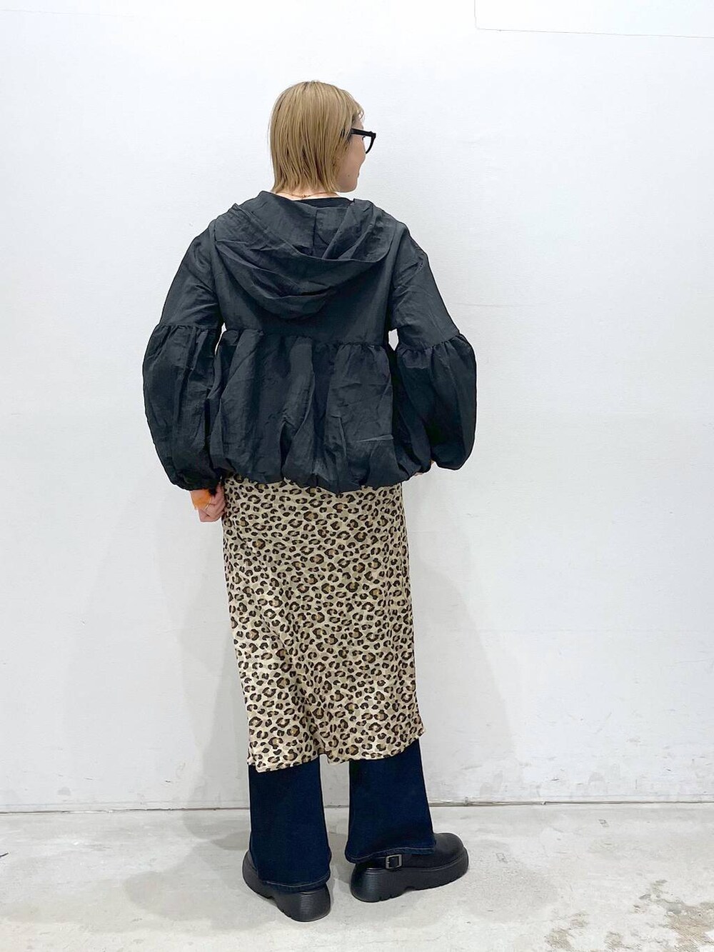 ブラック系のTシャツ/カットソー、その他のスカート、ブルー系のデニムパンツを着用したレディースの冬コーディネートの3枚目の写真