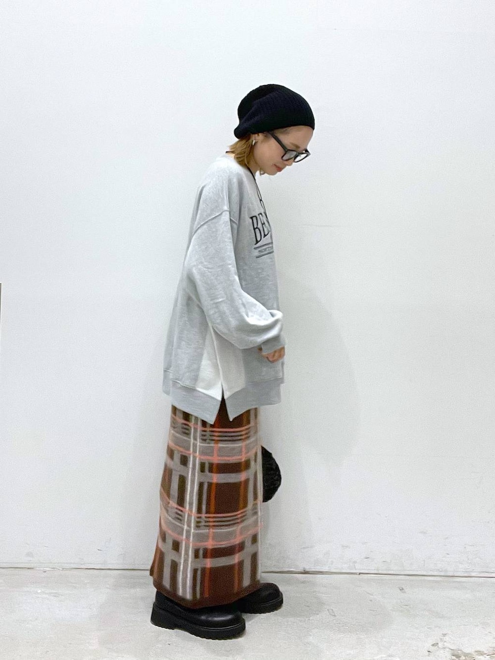 ブラック系のブーツ、ブラック系のショルダーバッグ、ブラウン系のマタニティウェア/グッズを着用したレディースの秋コーディネートの2枚目の写真