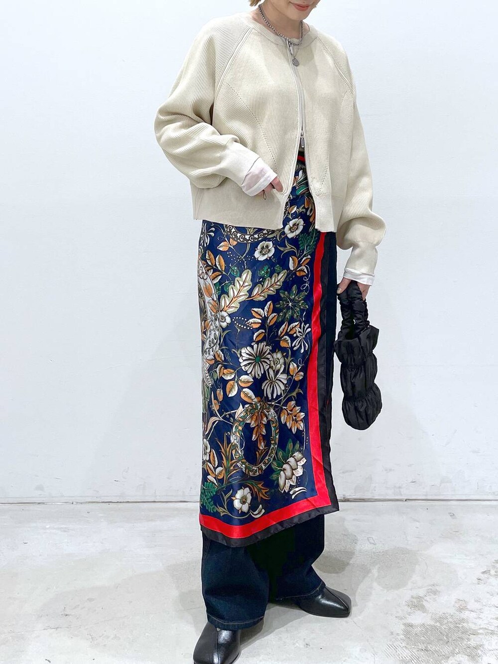 ブラック系のショルダーバッグ、ブラック系のパンプス、ブルー系のバンダナ/スカーフを着用したレディースの冬コーディネートの4枚目の写真