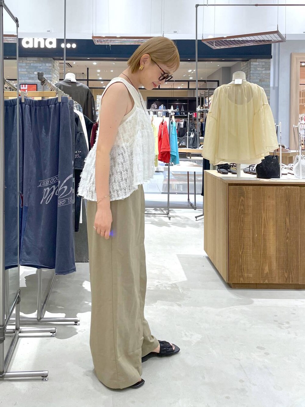 ホワイト系のタンクトップ、ホワイト系のキャミソール、グリーン系のその他パンツを着用したレディースの夏コーディネートの2枚目の写真