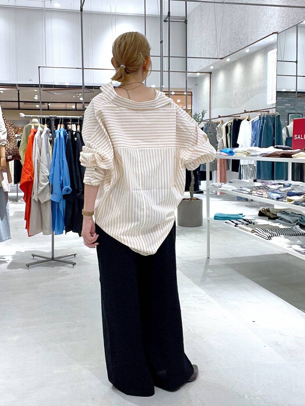 ブラック系のその他パンツ、オレンジ系のシャツ/ブラウスを着用したレディースの夏コーディネートの3枚目の写真