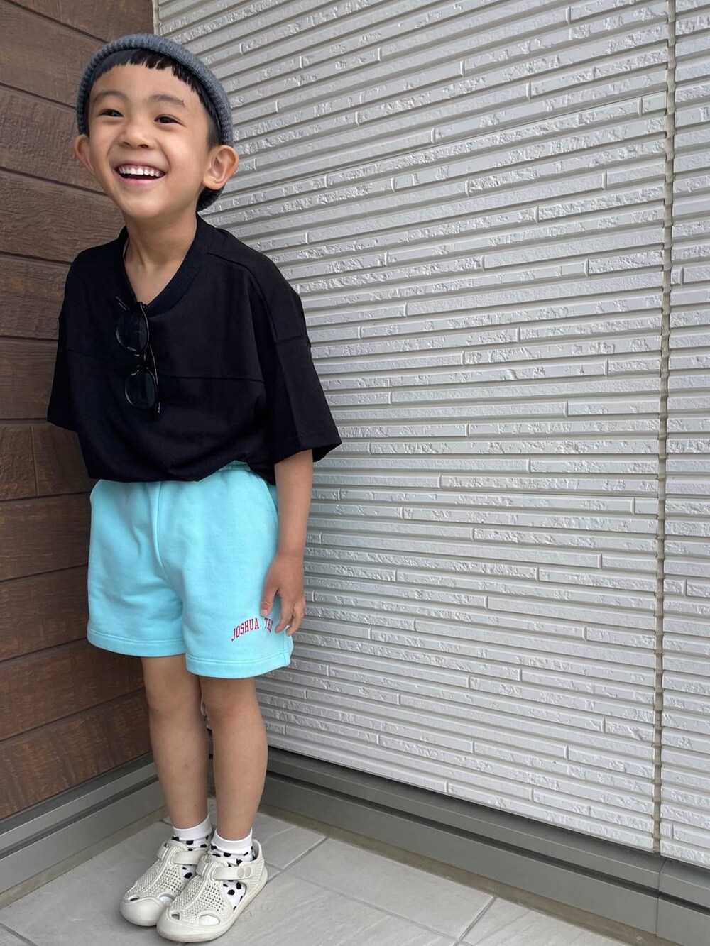 ブルー系のその他パンツを着用したレディースの春コーディネートの2枚目の写真
