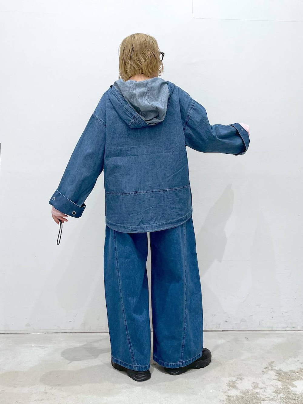 ホワイト系のTシャツ/カットソー、ブルー系のデニムパンツ、ブルー系のシャツ/ブラウスを着用したレディースの春コーディネートの4枚目の写真