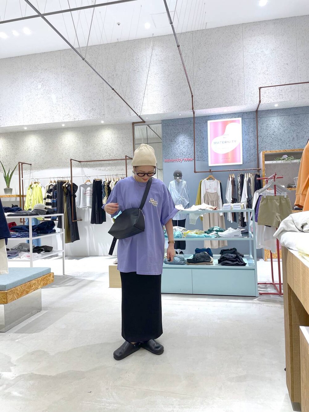 ブラック系のショルダーバッグ、ブラック系のスカート、ブラック系のサンダルを着用したレディースの春コーディネートの4枚目の写真