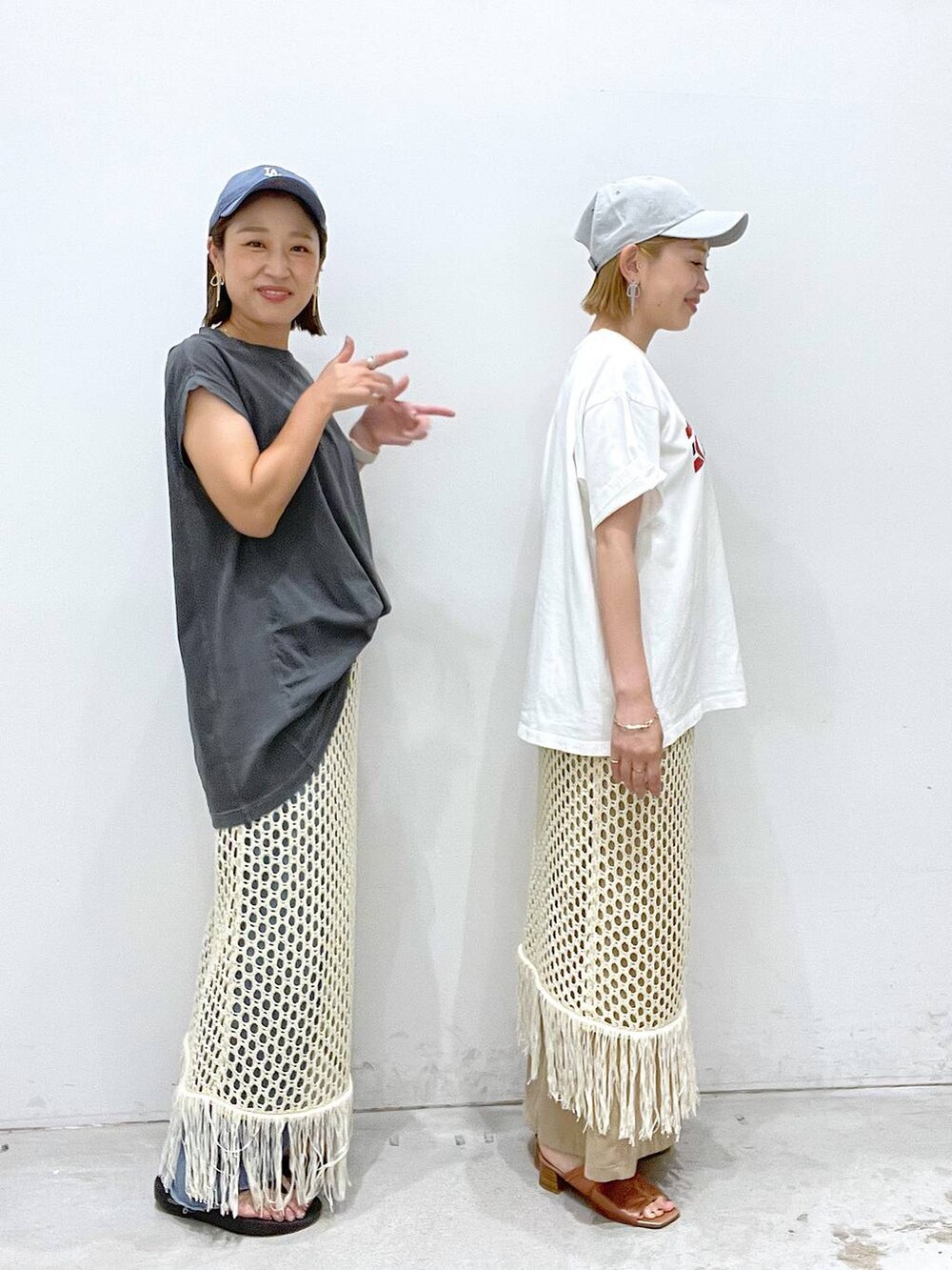 ホワイト系のTシャツ/カットソー、ベージュ系のその他パンツ、ホワイト系のスカートを着用したレディースの夏コーディネートの5枚目の写真