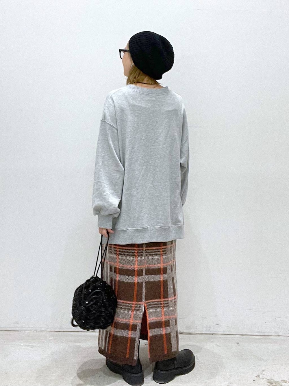 ブラック系のブーツ、ブラック系のショルダーバッグ、ブラウン系のマタニティウェア/グッズを着用したレディースの秋コーディネートの3枚目の写真