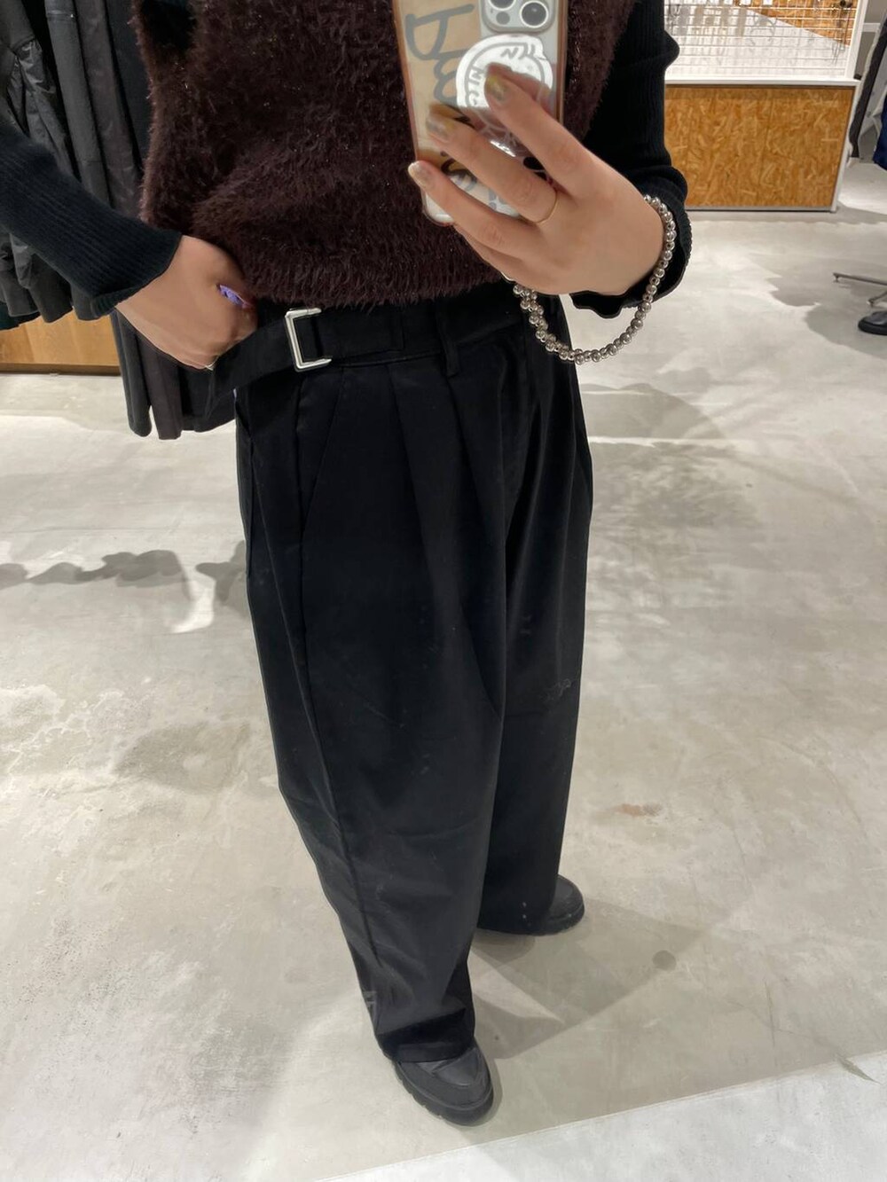 ブラウン系のベスト、ブラック系のその他パンツ、ブラック系のTシャツ/カットソーを着用したレディースの秋コーディネートの2枚目の写真