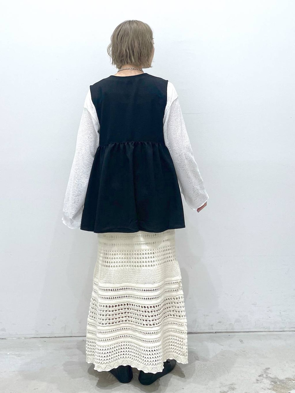 ブラック系のその他アウター、ホワイト系のスカート、ホワイト系のTシャツ/カットソーを着用したレディースの春コーディネートの3枚目の写真