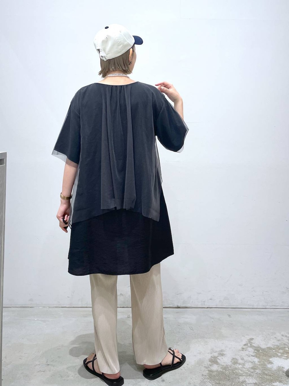 ブラック系のサンダル、ベージュ系のその他パンツ、ブラック系のチュニックを着用したレディースの春コーディネートの3枚目の写真
