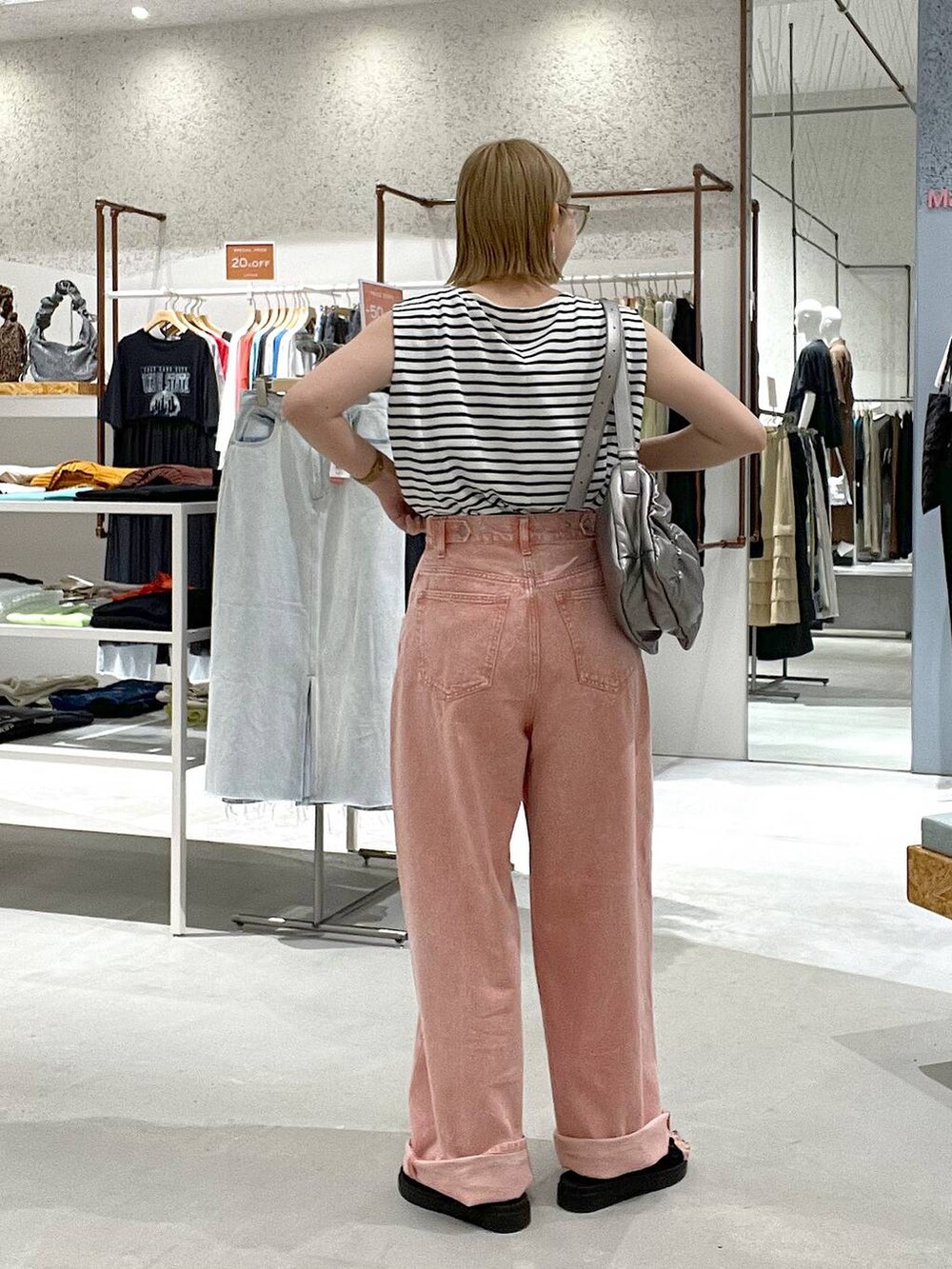 ホワイト系のタンクトップ、その他のショルダーバッグ、ブラック系のサンダルを着用したレディースの夏コーディネートの4枚目の写真