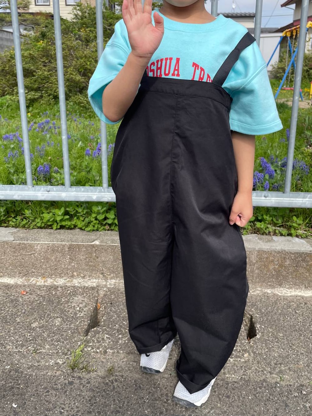 ブルー系のTシャツ/カットソーを着用したレディースの春コーディネートの2枚目の写真