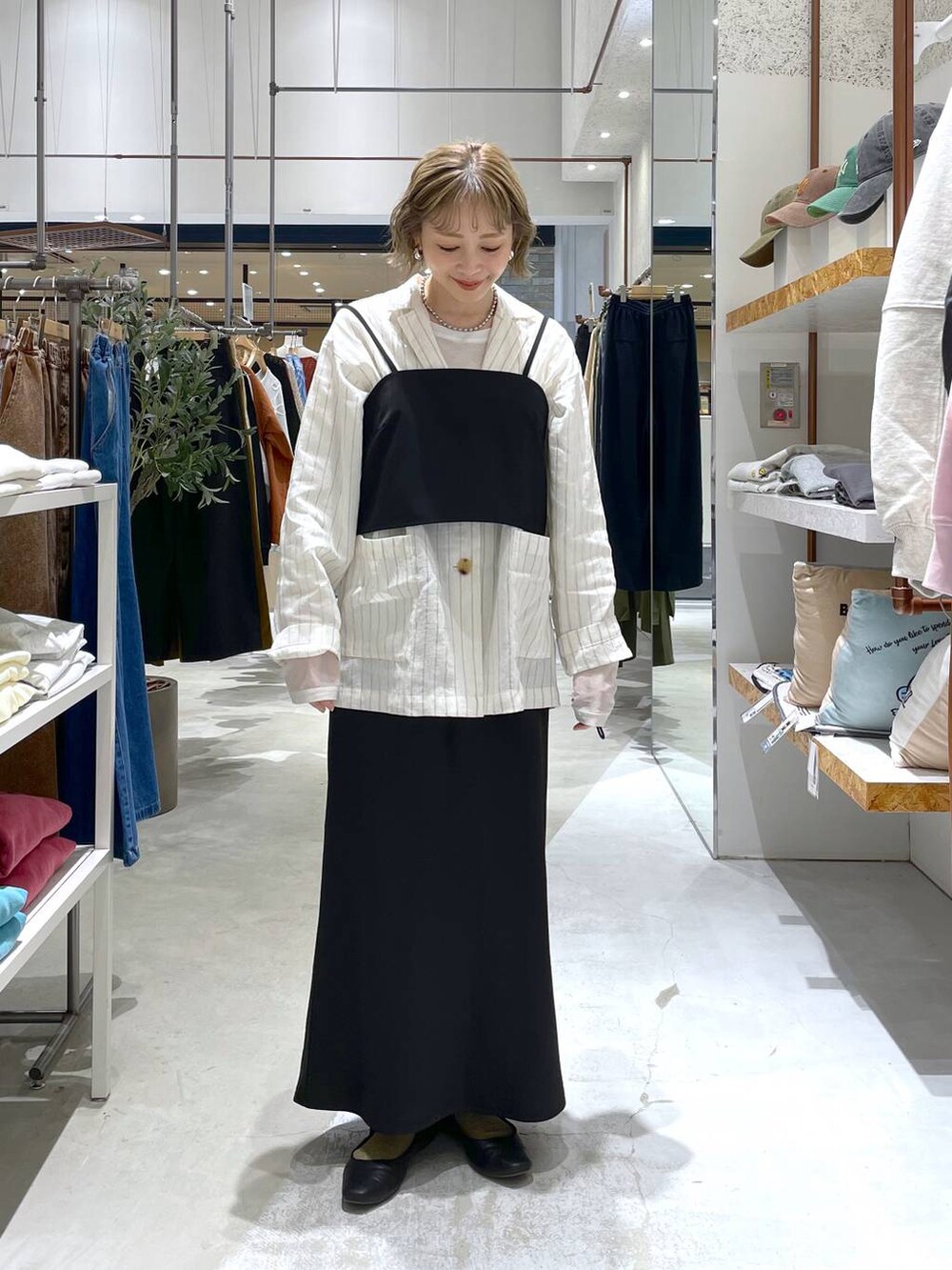 ホワイト系のTシャツ/カットソー、ブラック系のキャミソール、ホワイト系のシャツ/ブラウスを着用したレディースの春コーディネートの2枚目の写真