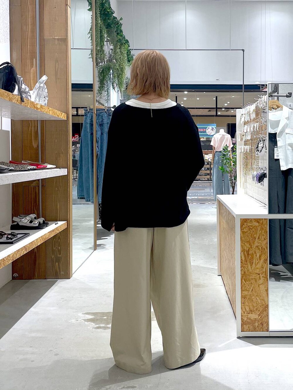 ホワイト系のタンクトップ、ブラック系のその他シューズ、ホワイト系のその他パンツを着用したレディースの夏コーディネートの3枚目の写真