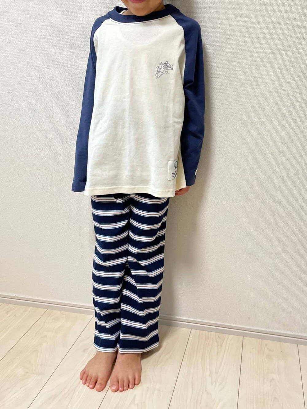 ブルー系のTシャツ/カットソー、ブルー系のその他パンツを着用したレディースの秋コーディネートの3枚目の写真