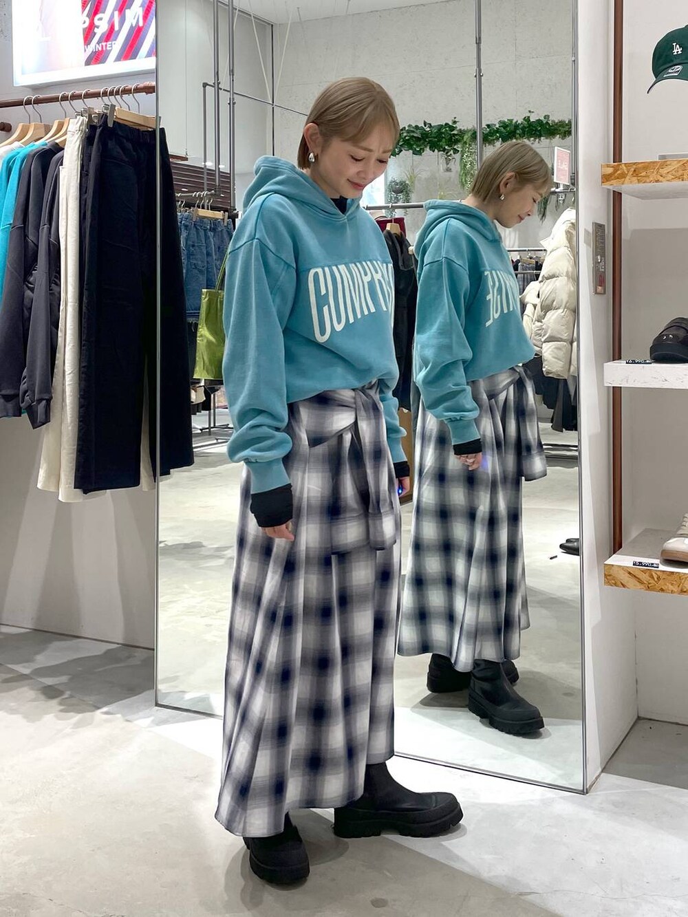 ブラック系のTシャツ/カットソー、ブルー系のスカート、ブルー系のパーカーを着用したレディースの冬コーディネートの2枚目の写真