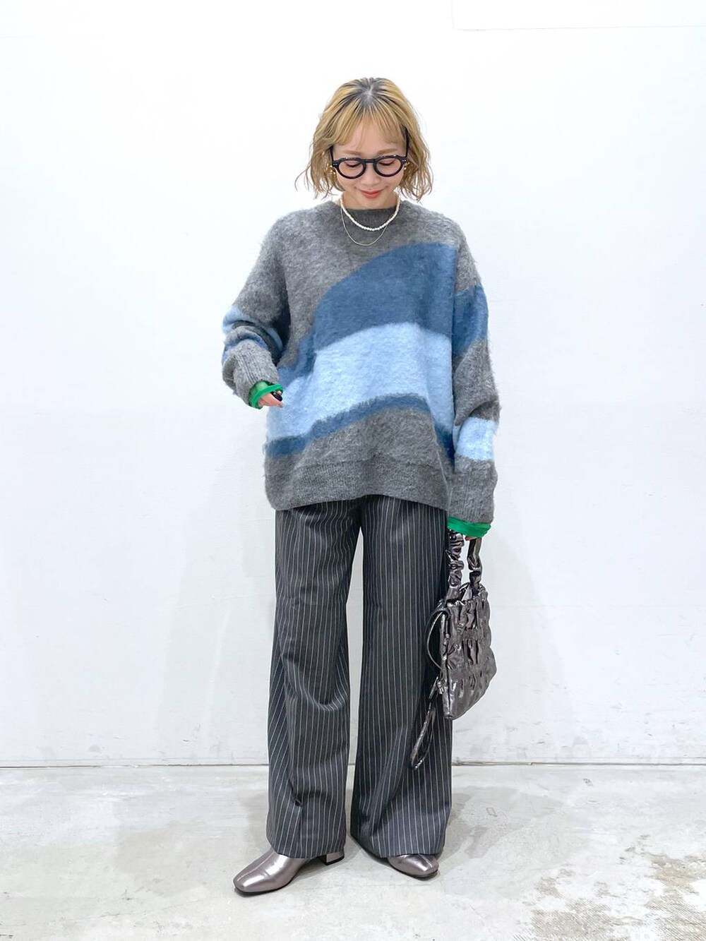 ブラック系のTシャツ/カットソー、その他のブーツ、グレー系のその他パンツを着用したレディースの冬コーディネートの4枚目の写真