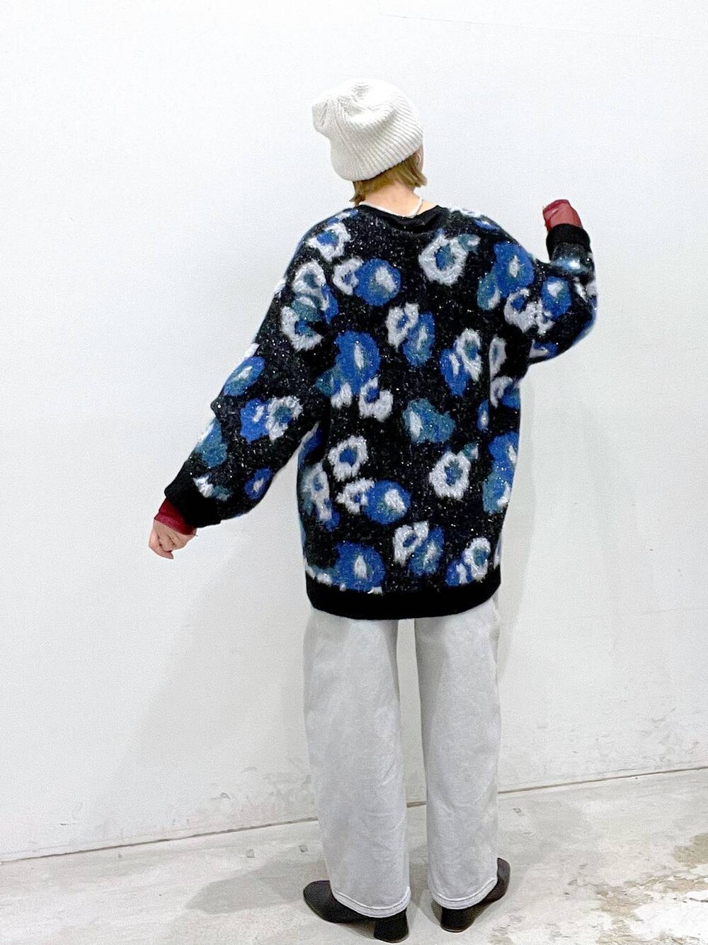 ブラック系のTシャツ/カットソー、ブラック系のブーツ、グレー系のデニムパンツを着用したレディースの秋コーディネートの4枚目の写真