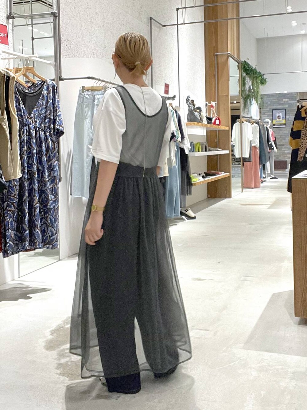 ホワイト系のTシャツ/カットソー、ブルー系のデニムパンツ、シルバー系のサンダルを着用したレディースの夏コーディネートの2枚目の写真