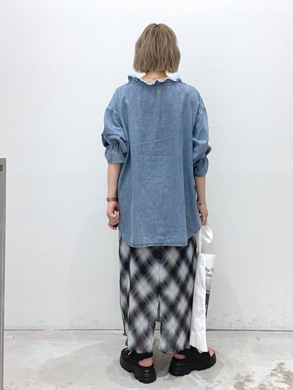 ブラック系のサンダル、ホワイト系のトートバッグ、ブルー系のシャツ/ブラウスを着用したレディースの夏コーディネートの3枚目の写真