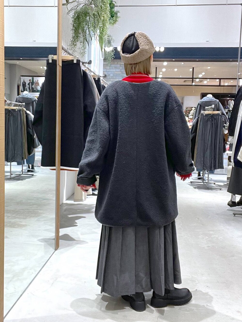 グレー系のその他アウター、ブラック系のブーツ、レッド系のニット/セーターを着用したレディースの秋コーディネートの3枚目の写真