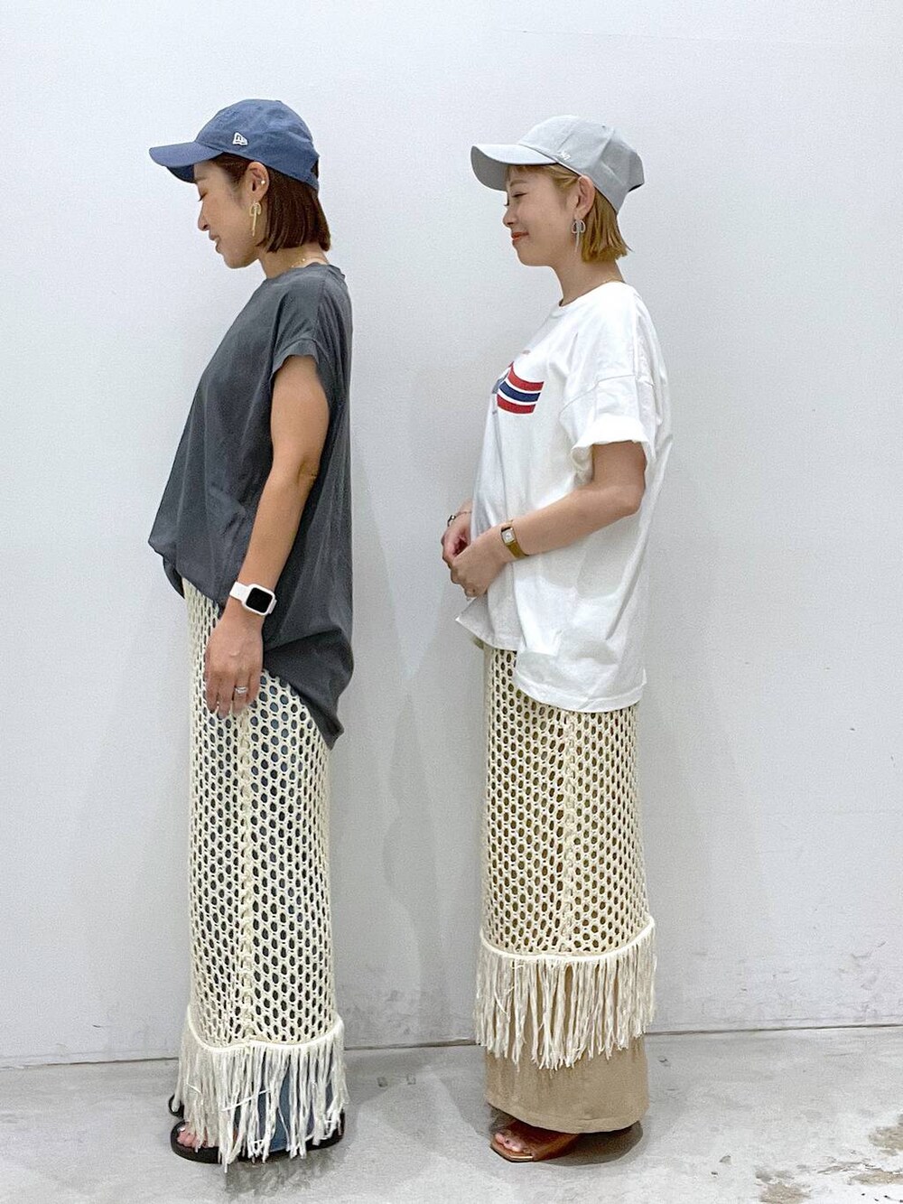 ホワイト系のTシャツ/カットソー、ベージュ系のその他パンツ、ホワイト系のスカートを着用したレディースの夏コーディネートの3枚目の写真