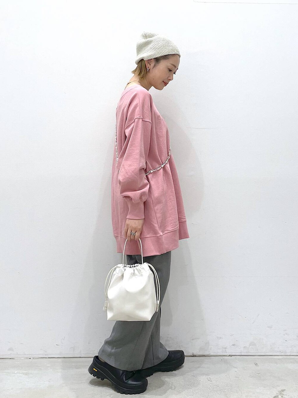 グレー系のその他パンツ、ホワイト系のショルダーバッグ、ピンク系のTシャツ/カットソーを着用したレディースの冬コーディネートの2枚目の写真