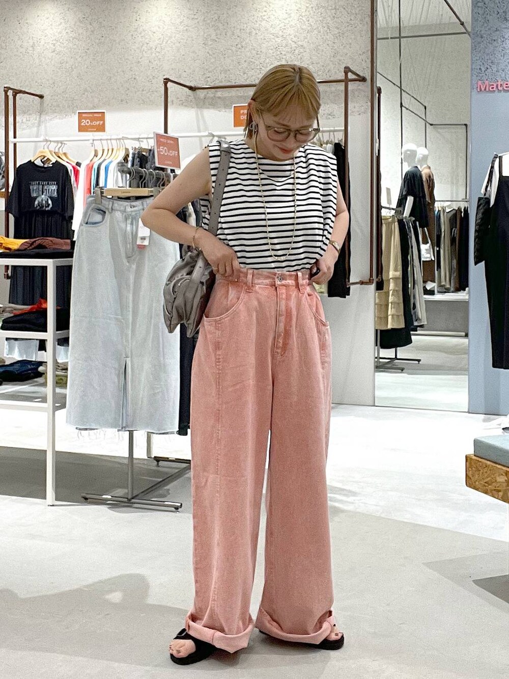 ホワイト系のタンクトップ、その他のショルダーバッグ、ブラック系のサンダルを着用したレディースの夏コーディネートの5枚目の写真