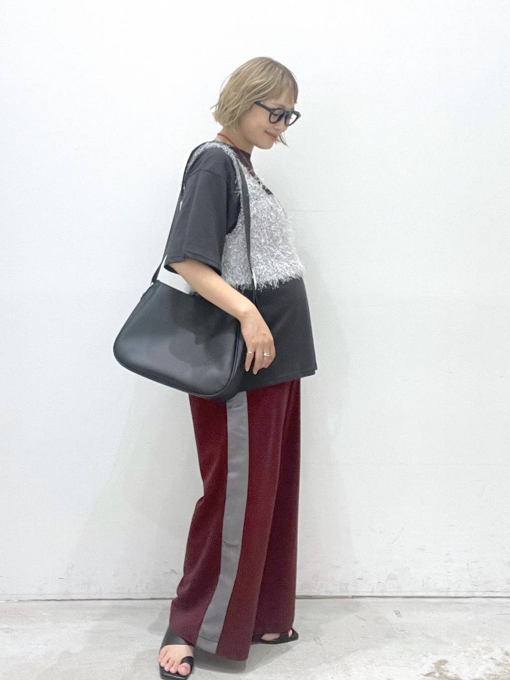 ブラック系のショルダーバッグ、ブラック系のサンダル、レッド系のその他パンツを着用したレディースの夏コーディネートの3枚目の写真