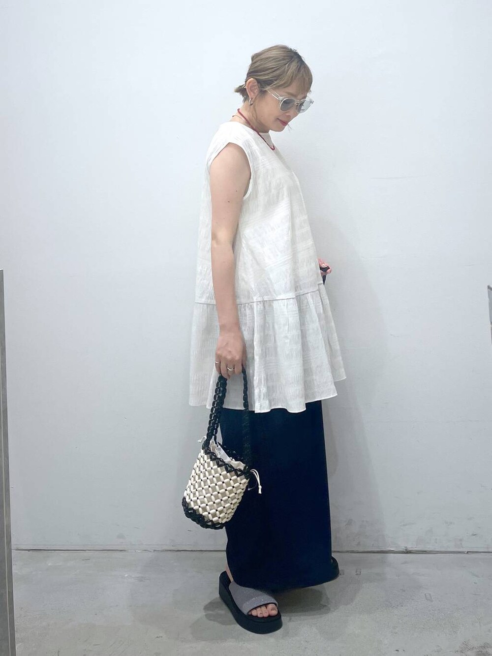 シルバー系のサンダル、ブルー系のその他パンツ、ホワイト系のチュニックを着用したレディースの夏コーディネートの2枚目の写真