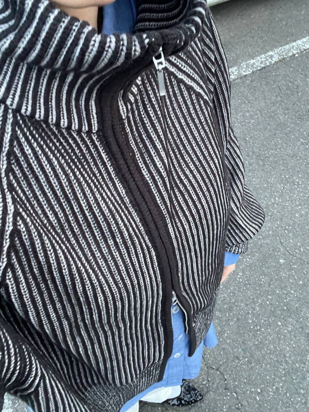 ブラック系のカーディガン/ボレロを着用したレディースの秋コーディネートの3枚目の写真