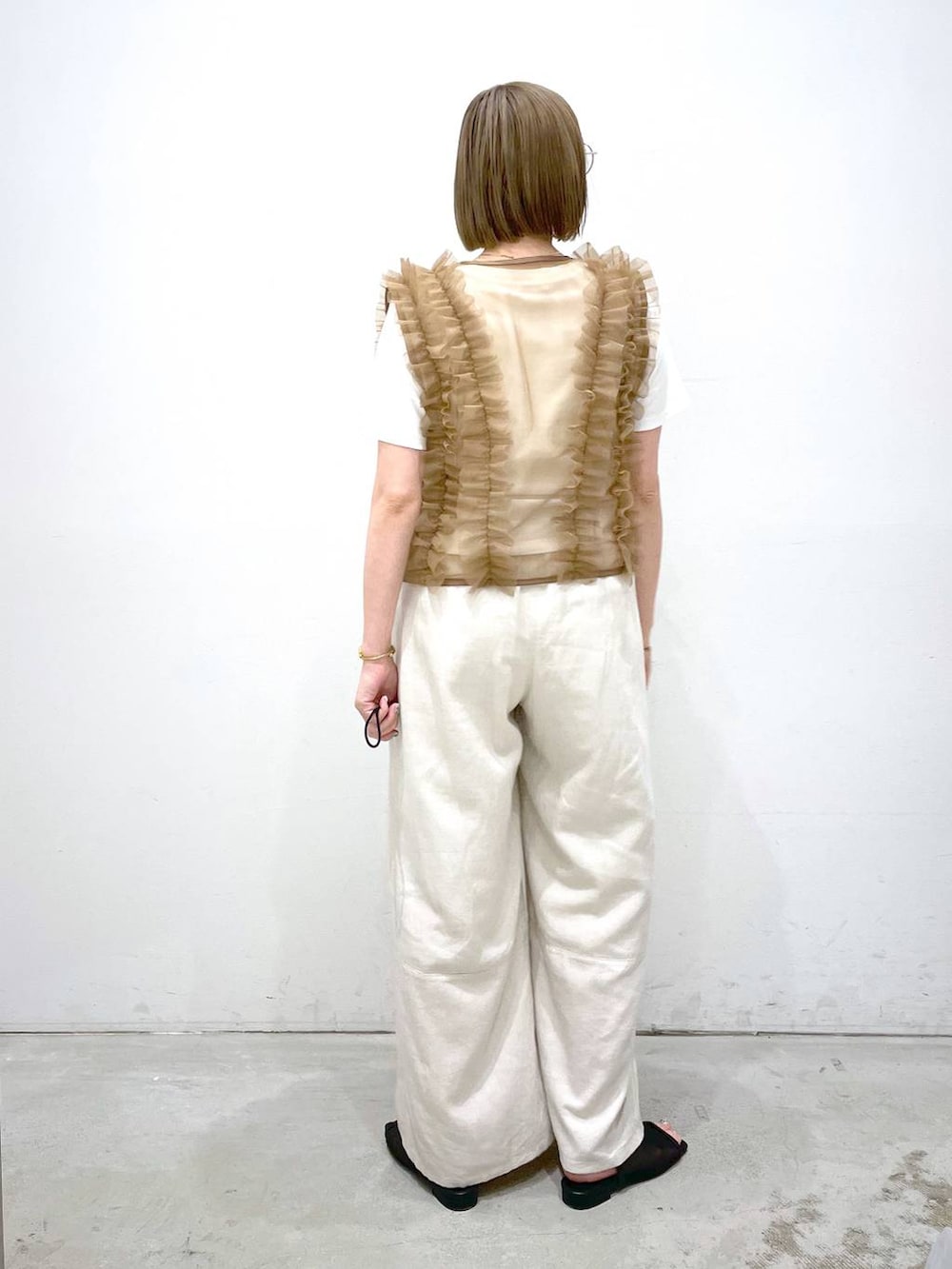 ホワイト系のTシャツ/カットソー、ホワイト系のその他パンツ、ブラック系のサンダルを着用したレディースの夏コーディネートの2枚目の写真