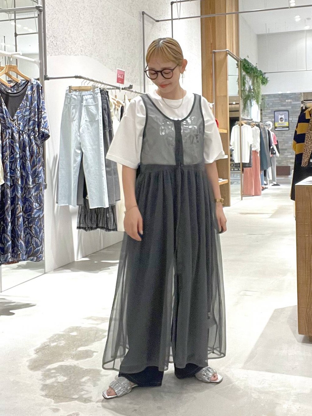 ホワイト系のTシャツ/カットソー、ブルー系のデニムパンツ、シルバー系のサンダルを着用したレディースの夏コーディネートの3枚目の写真