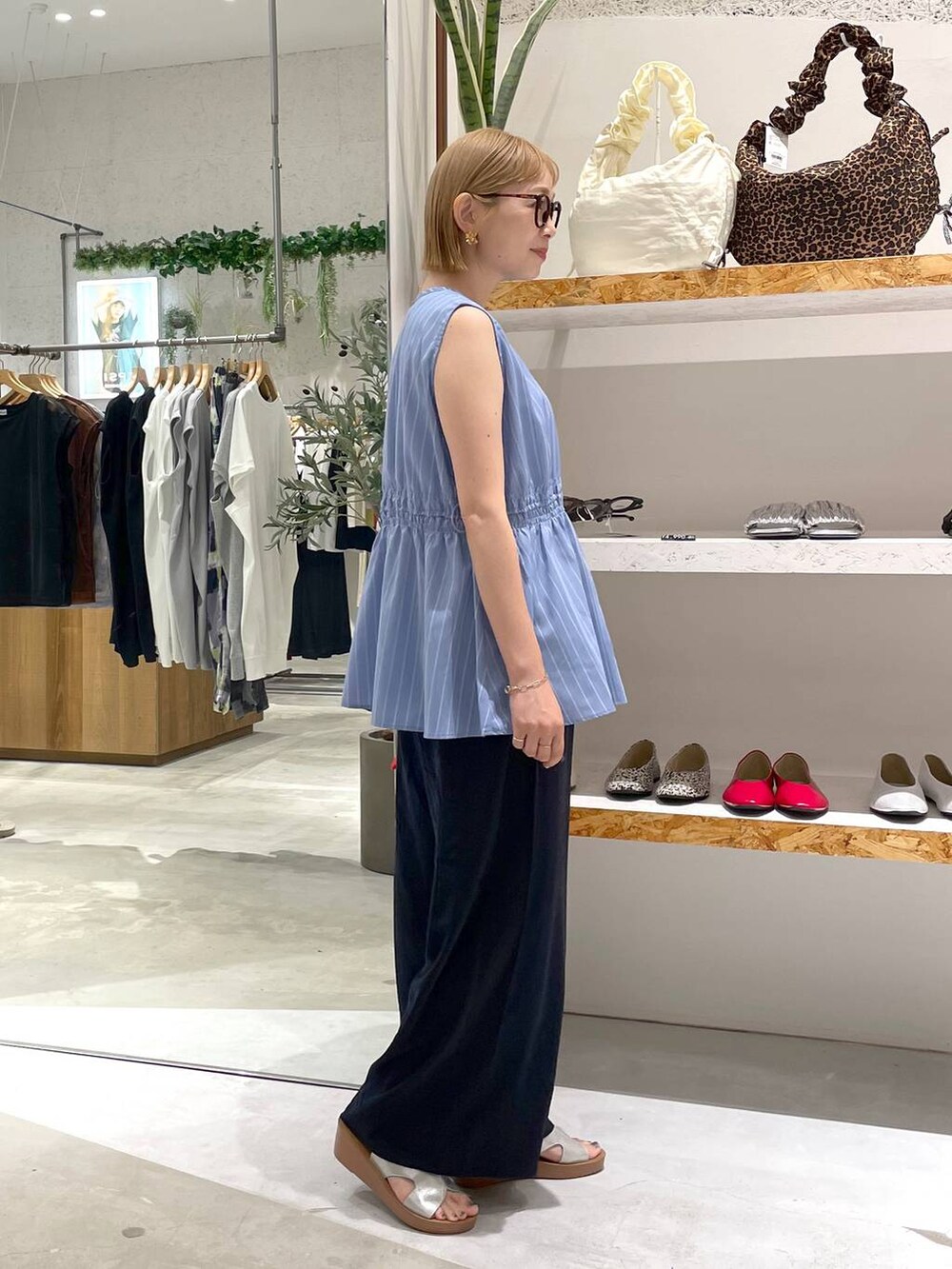 ホワイト系のタンクトップ、ブルー系のその他パンツ、シルバー系のサンダルを着用したレディースの夏コーディネートの2枚目の写真