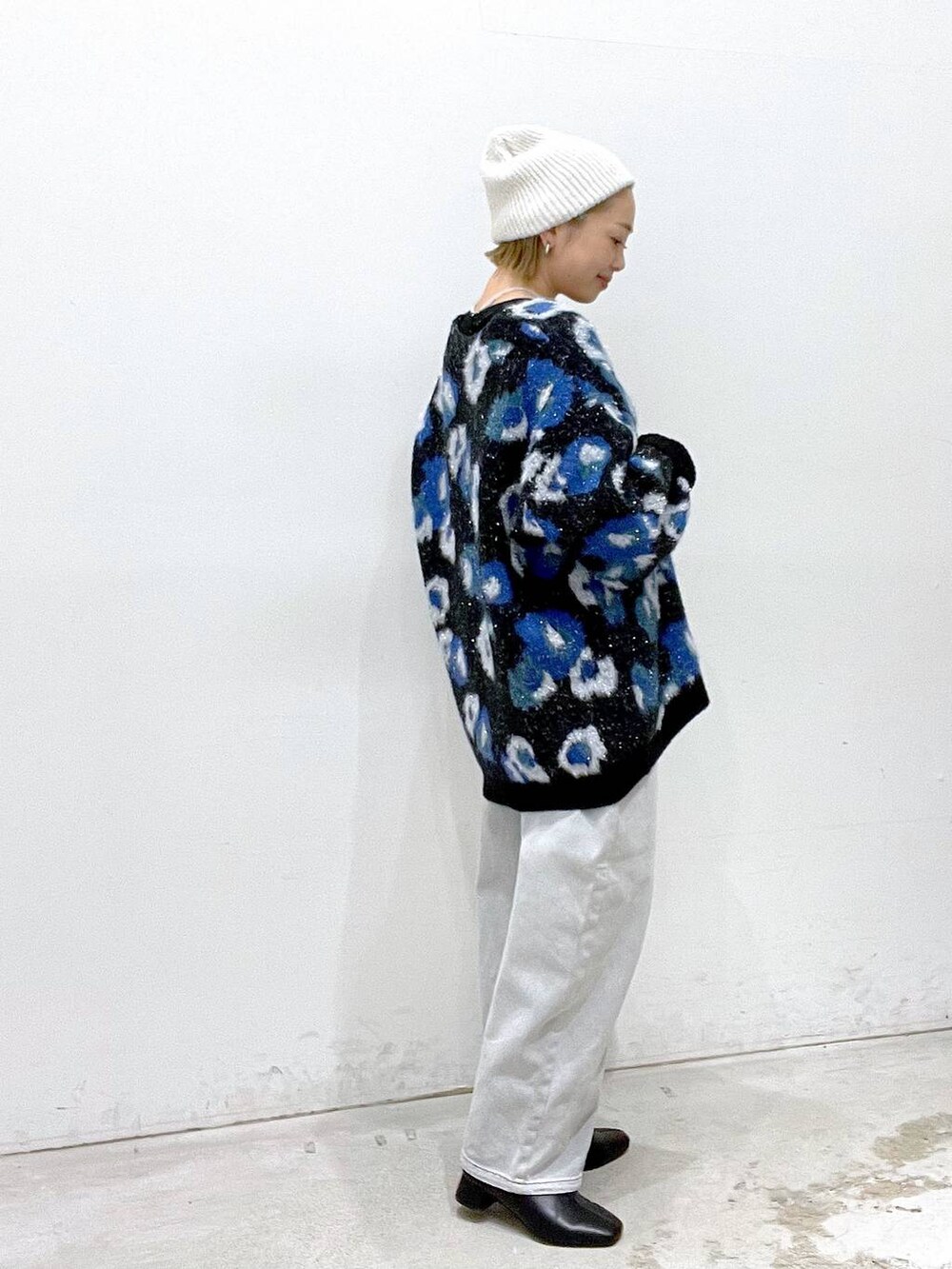 ブラック系のTシャツ/カットソー、ブラック系のブーツ、グレー系のデニムパンツを着用したレディースの秋コーディネートの3枚目の写真