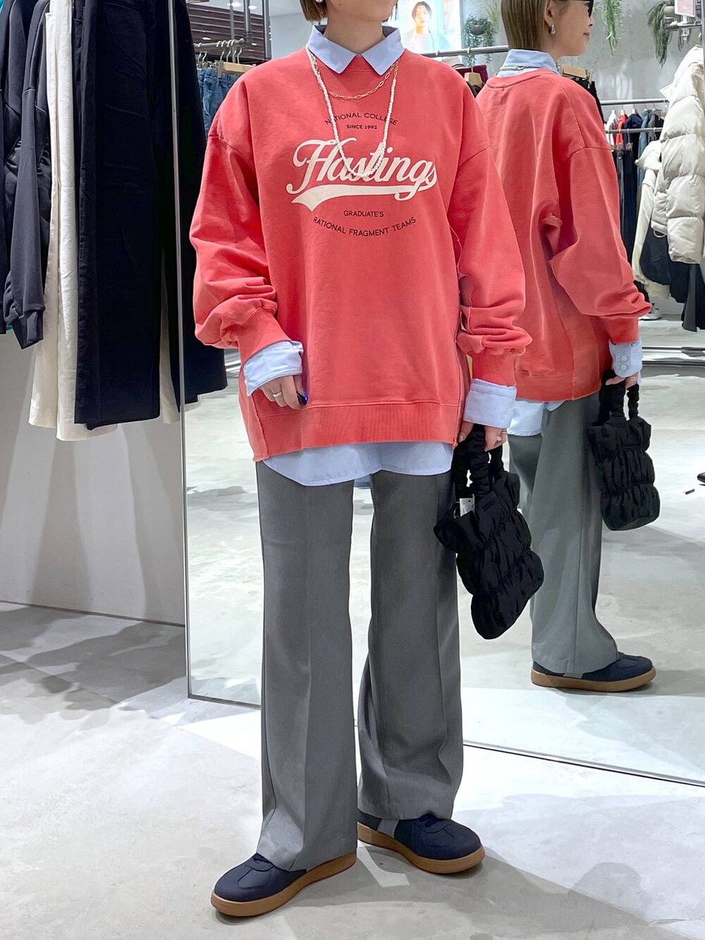 グレー系のその他パンツ、ブラック系のショルダーバッグ、ブルー系のシャツ/ブラウスを着用したレディースの冬コーディネートの4枚目の写真
