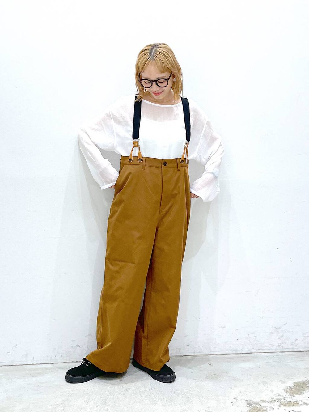 ホワイト系のチュニック、ブラウン系のその他パンツを着用したレディースの秋コーディネートの4枚目の写真