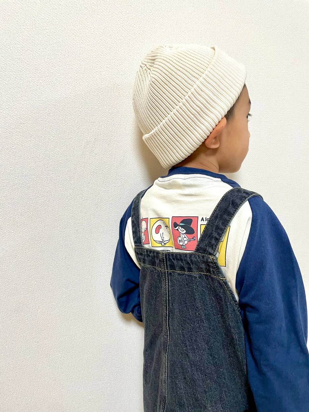 ブルー系のTシャツ/カットソー、グレー系のサロペット/オーバーオールを着用したレディースの秋コーディネートの3枚目の写真