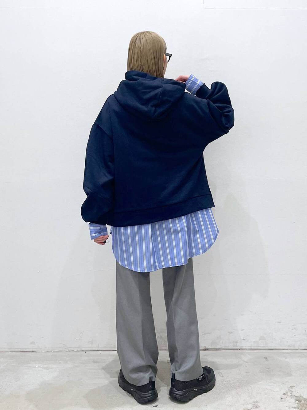 グレー系のその他パンツ、ブルー系のパーカー、ブルー系のシャツ/ブラウスを着用したレディースの冬コーディネートの3枚目の写真