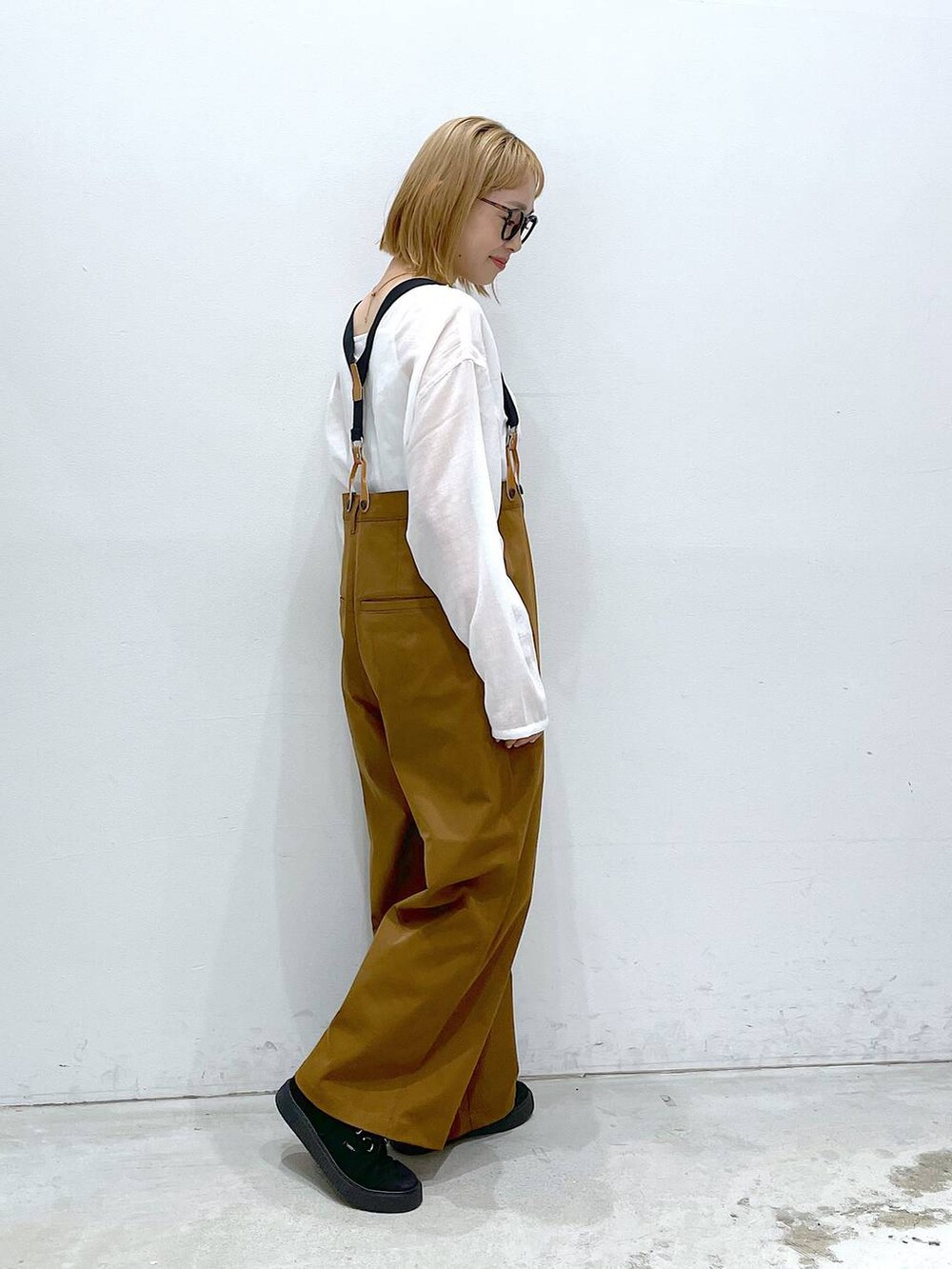 ホワイト系のチュニック、ブラウン系のその他パンツを着用したレディースの秋コーディネートの2枚目の写真