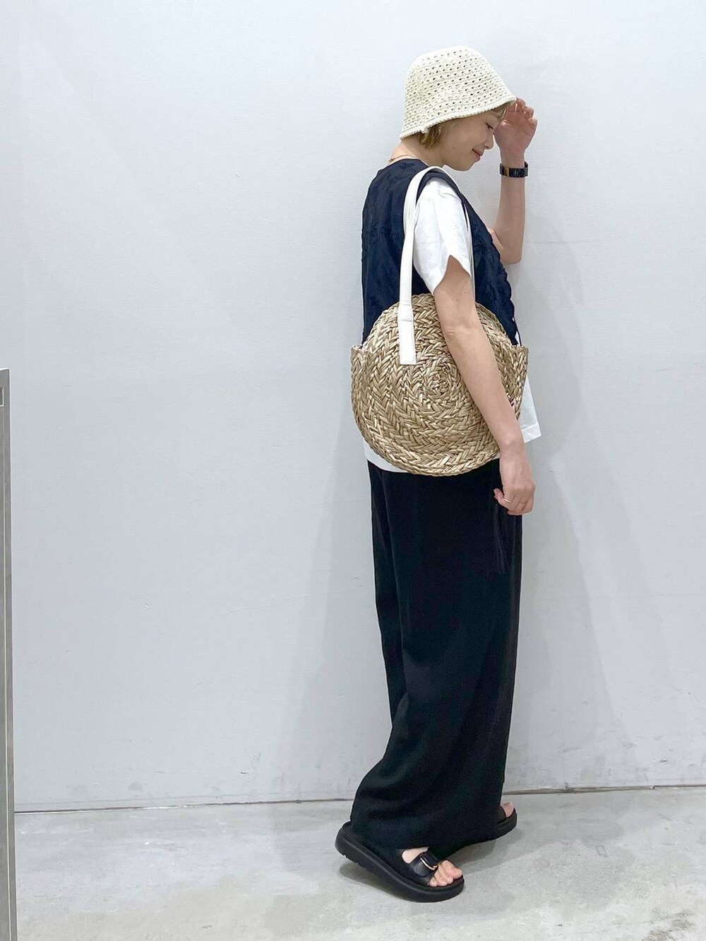 ブラック系のサンダル、ブラック系のベスト、ブラック系のその他パンツを着用したレディースの春コーディネートの2枚目の写真