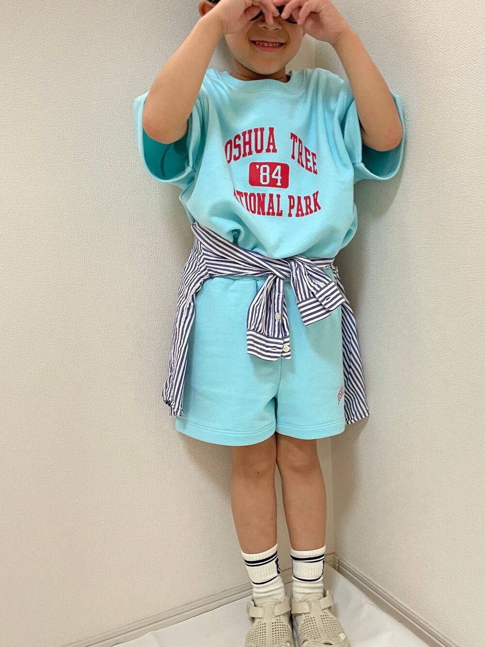 ブルー系のTシャツ/カットソー、ブルー系のその他パンツを着用したレディースの春コーディネートの2枚目の写真