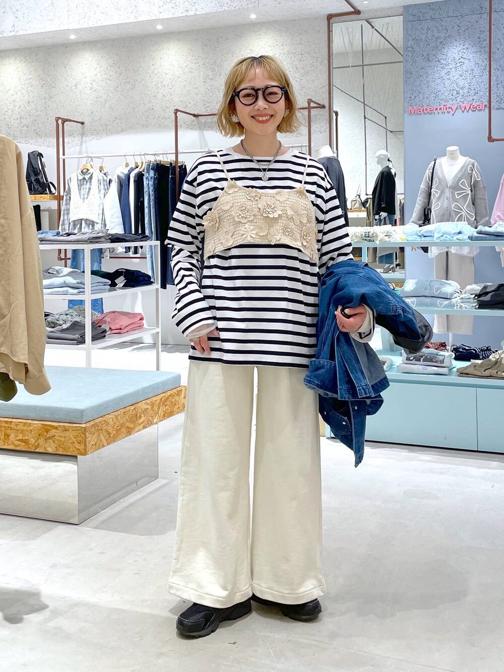 ブルー系のTシャツ/カットソー、ホワイト系のその他トップス、ブルー系のデニムジャケットを着用したレディースの冬コーディネートの4枚目の写真